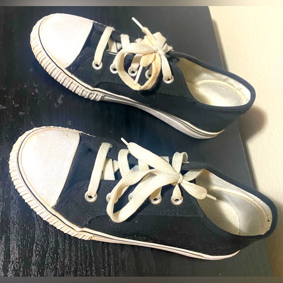 💰2/$10 used Boys size 3 - black and white generic sneakers - Picture 4 of 7